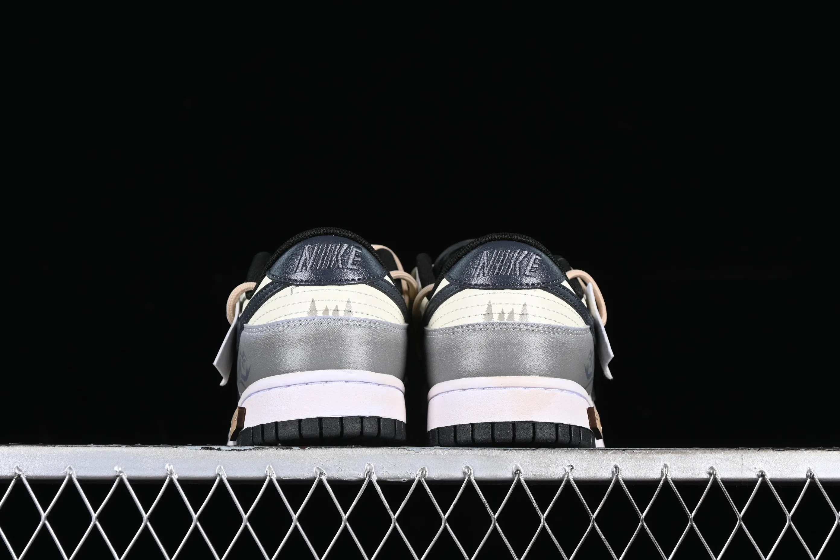 All Categories Nk SB Dunk Series Nk SB Dunk Low Low-top sneakers Nk Dunk Low Panda Prank-Jungle Crossing Crossing the Mountain to Enjoy Yourself Mountain Color SB Strap Low-top Casual Shoes FD0831-002